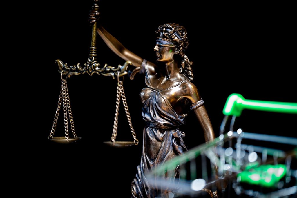 Balanza de justicia en escritorio